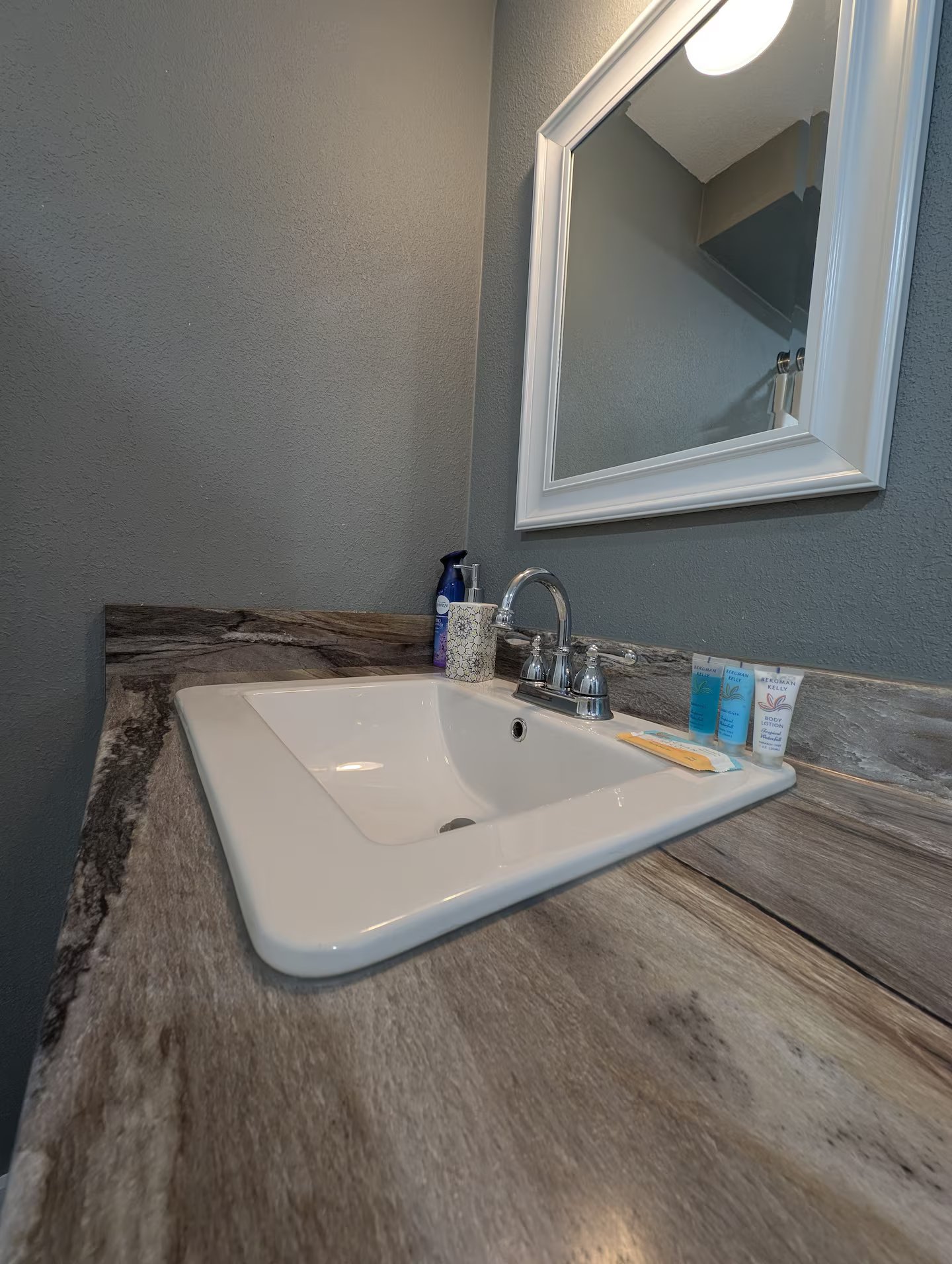 Jonesboro Downtown Mainstreet Hideaway Suite - Image 5